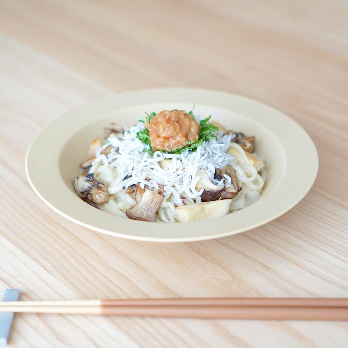 しらすとキノコの梅肉うどん